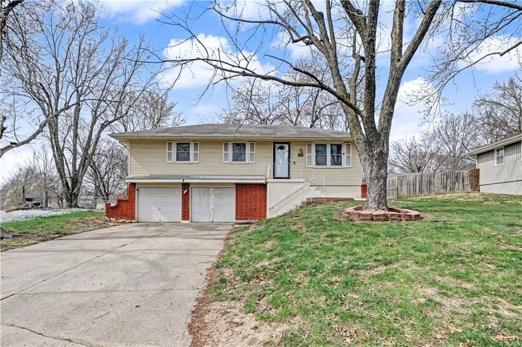 Photo of 1913 SW Gladstone Drive, Blue Springs, MO 64014 (MLS # 2607275)