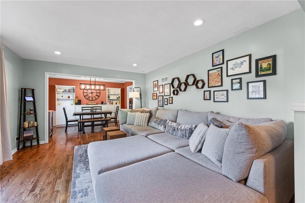Photo of 9520 Carter Drive, Overland Park, KS 66212 (MLS # 2618352)