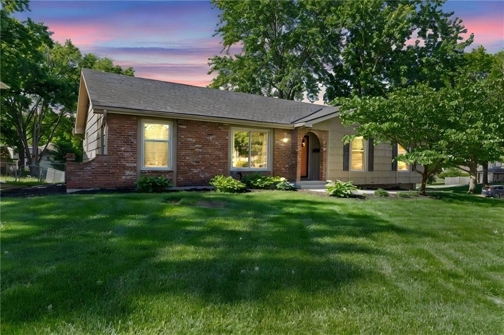 Photo of 9520 Carter Drive, Overland Park, KS 66212 (MLS # 2618352)
