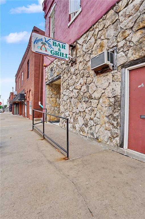 Photo 1 of 33 — 110 W 5th Avenue, Garnett, KS 66032