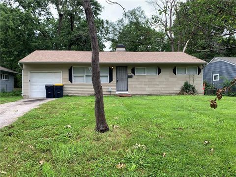 Photo of 6906 E 114th Terrace, Kansas City, MO 64134 (MLS # 2625660)
