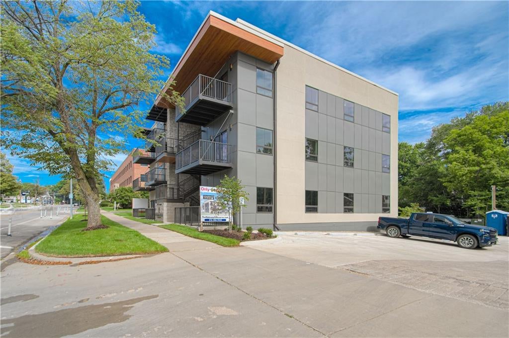 200 W Gregory Boulevard