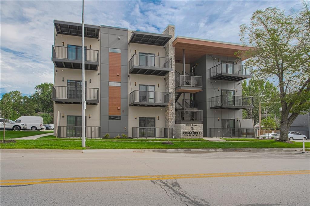 200 W Gregory Boulevard