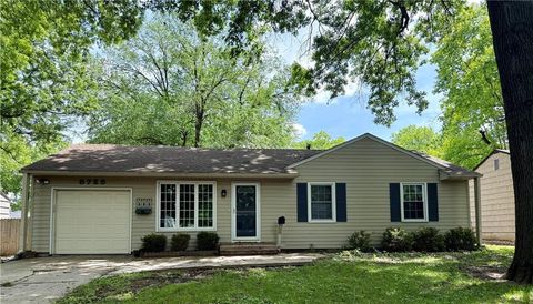 Photo of 8725 Stearns Avenue, Overland Park, KS 66214 (MLS # 2621943)