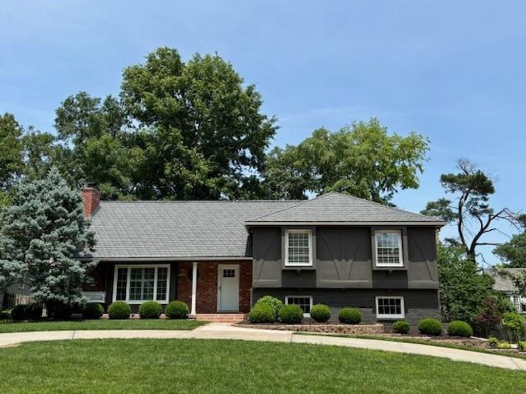 Photo of 5400 W 100th Street, Overland Park, KS 66207 (MLS # 2623909)
