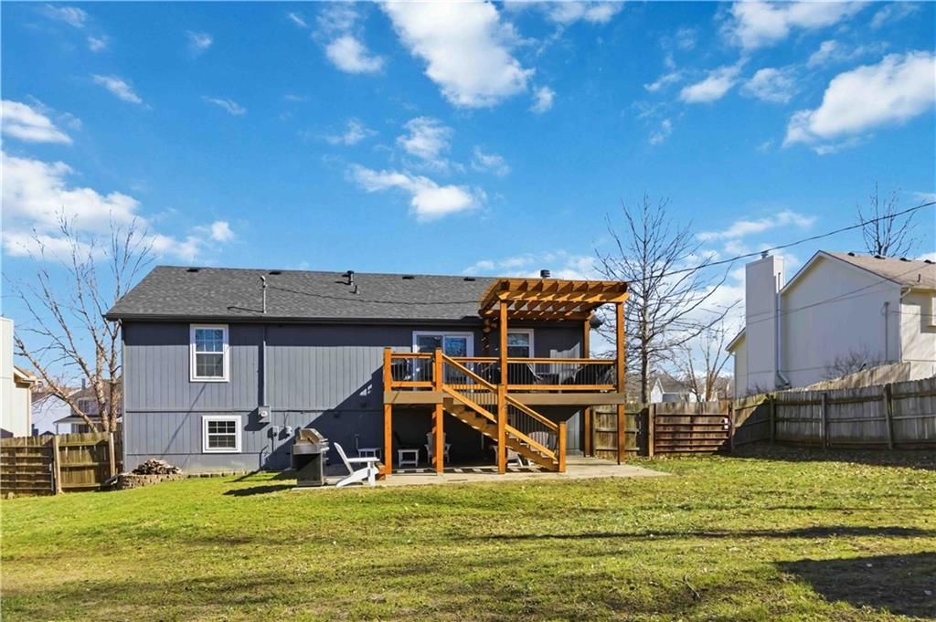 Photo of 15588 Crestwood Drive, Basehor, KS 66007 (MLS # 2604997)