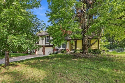 Photo of 10106 NW Mirror Lake Drive, Kansas City, MO 64152 (MLS # 2643188)