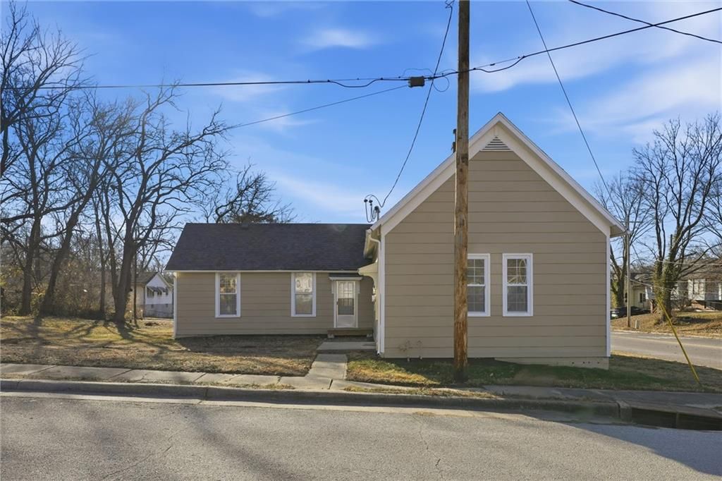 Photo of 543 Buttinger Place, Leavenworth, KS 66024 (MLS # 2592317)