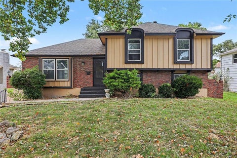 Photo of 6012 E 107th Terrace, Kansas City, MO 64134 (MLS # 2642969)