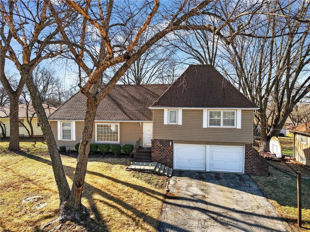 Photo of 8015 Cleveland Avenue, Kansas City, KS 66109 (MLS # 2608106)