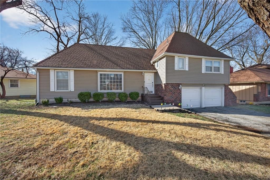 Photo of 8015 Cleveland Avenue, Kansas City, KS 66109 (MLS # 2608106)