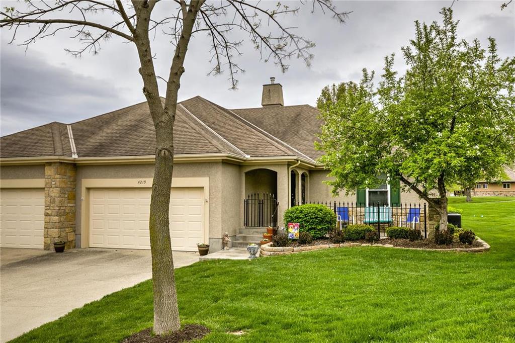 Photo 1 of 25 — 4219 SW HOMESTEAD Court, Lee's Summit, MO 64082