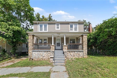 Photo of 1700 E 51ST Street, Kansas City, MO 64110 (MLS # 2642548)