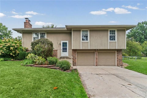 Photo of 10517 N McGee Street, Kansas City, MO 64155 (MLS # 2639664)
