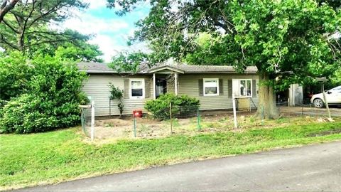 Photo of 300 N Cayuga Street, Frontenac, KS 66763 (MLS # 2621142)