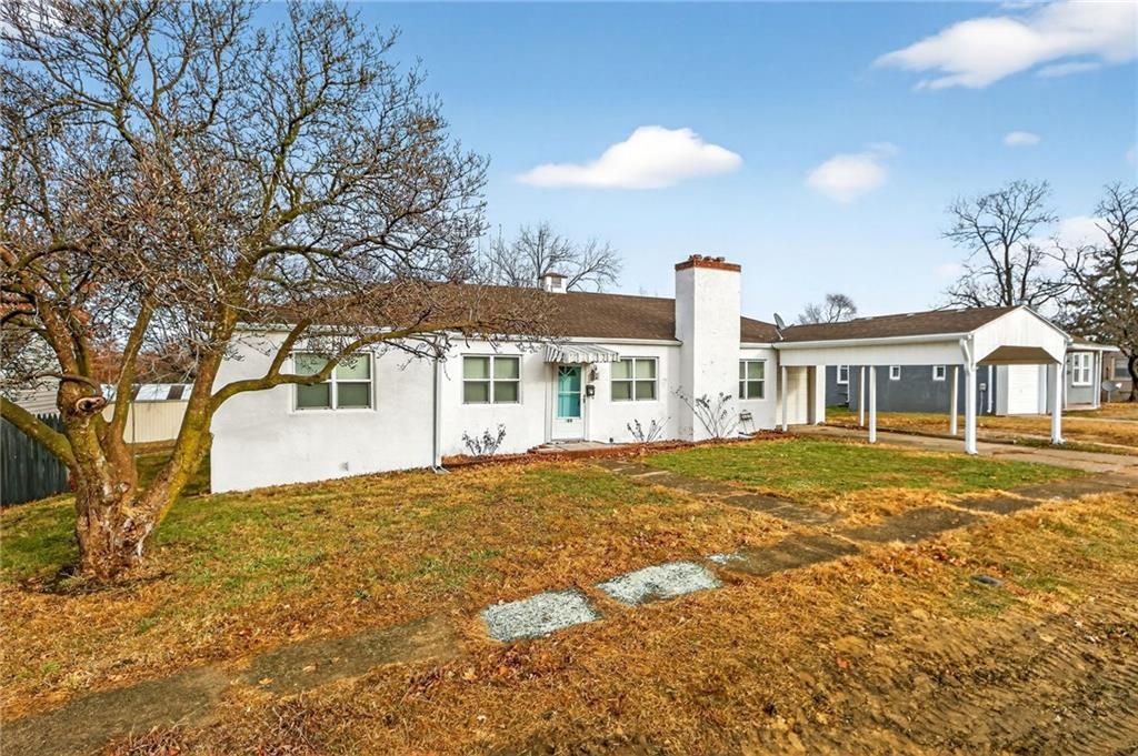 Photo of 409 W Van Buren Street, Gallatin, MO 64640 (MLS # 2592186)