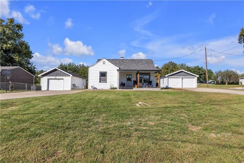 Photo of 5524 NE Amazonia Road, St Joseph, MO 64505 (MLS # 2646364)