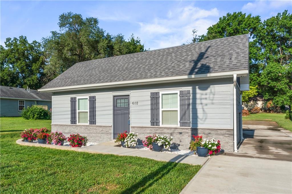 618 NW Thieme Street