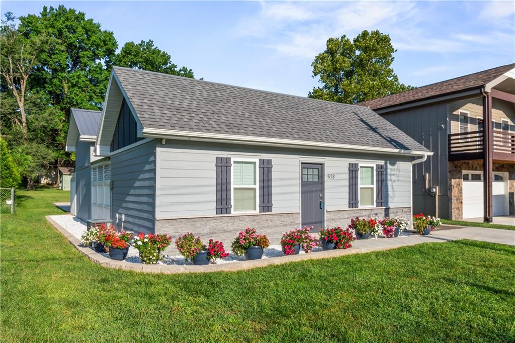 618 NW Thieme Street