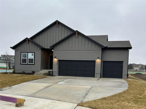 Photo of 18204 W 166th Terrace, Olathe, KS 66062 (MLS # 2597303)