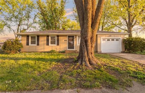 Photo of 803 NW N Summit Circle, Blue Springs, MO 64015 (MLS # 2615652)