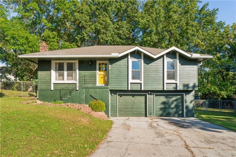 Photo of 700 NE 55TH Street, Kansas City, MO 64118 (MLS # 2646522)
