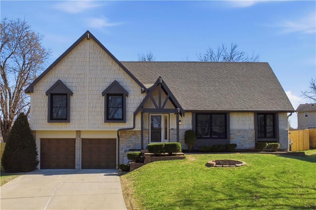 Photo of 8338 Knox Street, Overland Park, KS 66212 (MLS # 2608232)