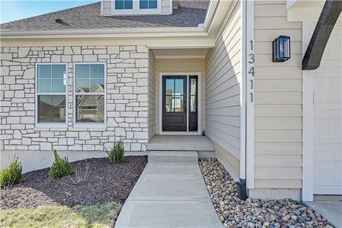 Photo of 13411 W 174th Terrace, Overland Park, KS 66221 (MLS # 2597845)
