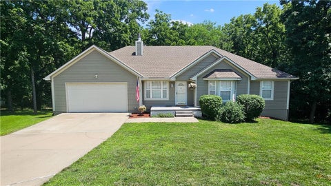 Photo of 302 CANYON Drive, Pleasant Hill, MO 64080 (MLS # 2628029)