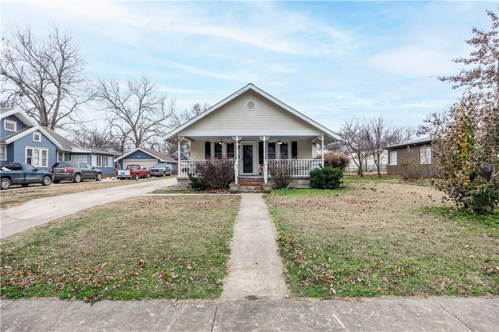 Photo of 911 E Main Street, Cherryvale, KS 67335 (MLS # 2592394)