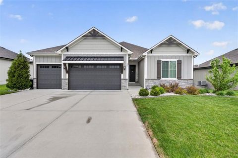 Photo of 227 SW Eagles Ridge Drive, Blue Springs, MO 64014 (MLS # 2616637)