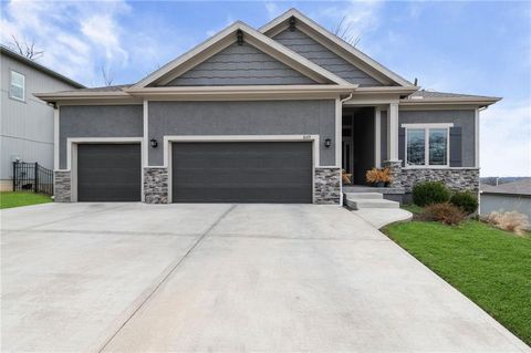 Photo of 1605 NW 59th Street, Kansas City, MO 64118 (MLS # 2609069)