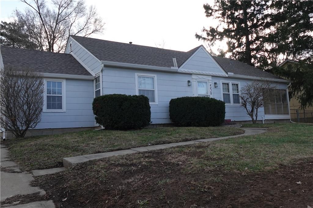 Photo of 4429 N Oak Trafficway, Kansas City, MO 64116 (MLS # 2592117)