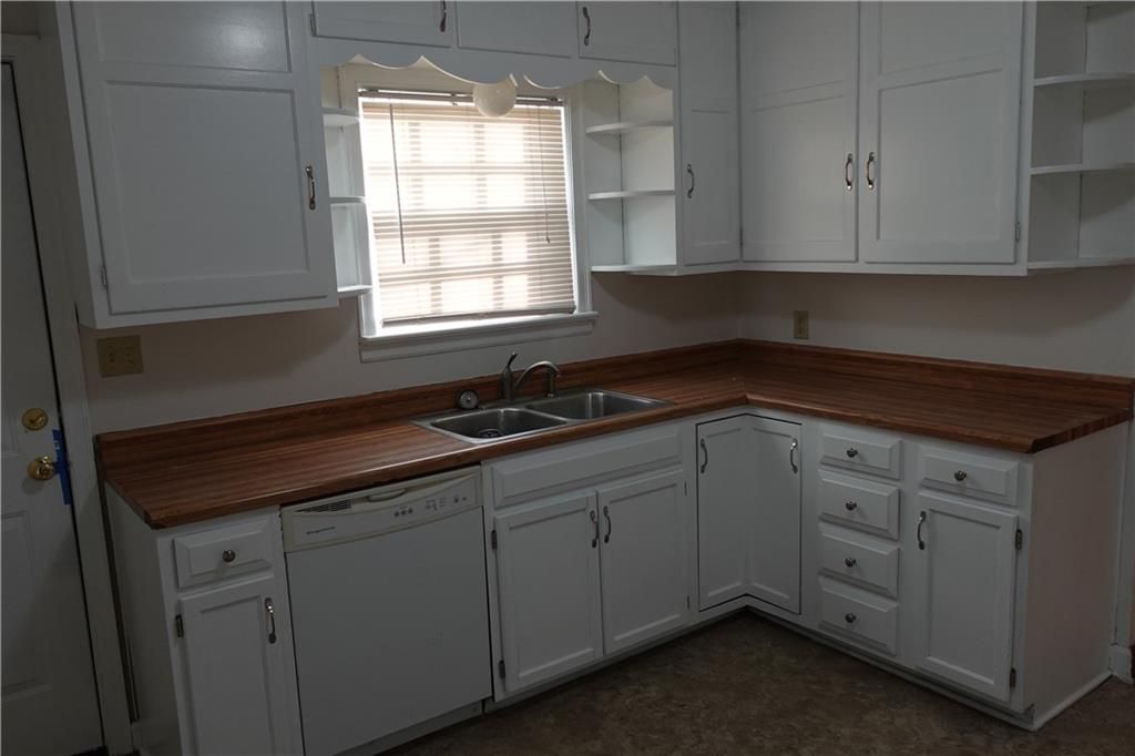 Photo of 4429 N Oak Trafficway, Kansas City, MO 64116 (MLS # 2592117)