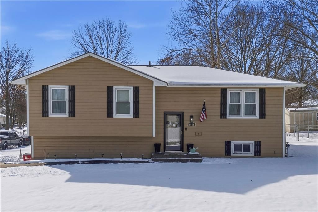 Photo of 1610 Camelot Court, Oak Grove, MO 64075 (MLS # 2598628)