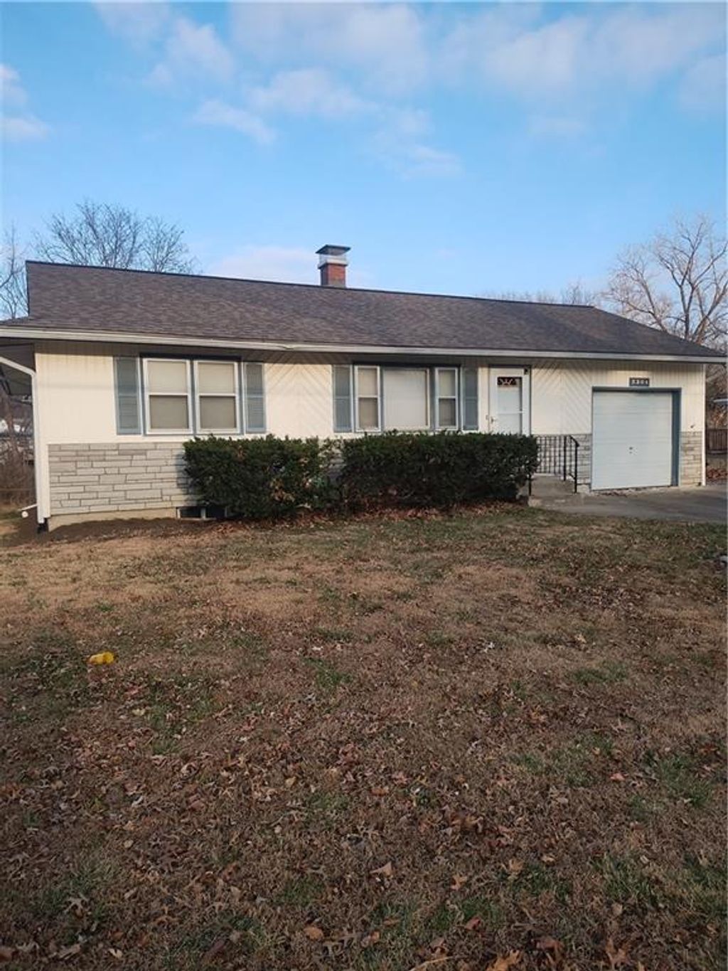 Photo of 2304 NE Pursell Road, Gladstone, MO 64118 (MLS # 2591628)