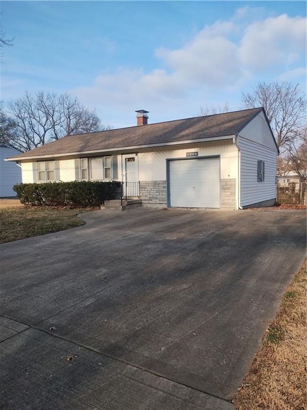 Photo of 2304 NE Pursell Road, Gladstone, MO 64118 (MLS # 2591628)