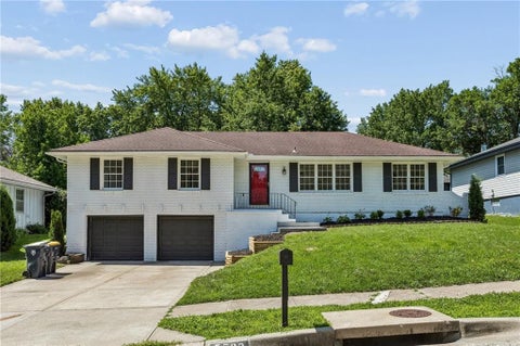 Photo of 7509 E 100th Street, Kansas City, MO 64134 (MLS # 2626737)