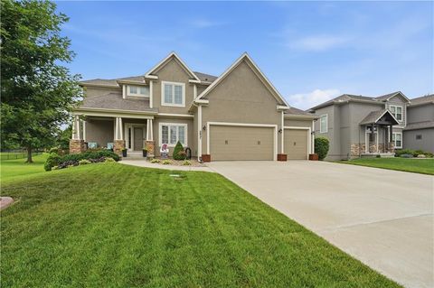 Photo of 2821 NE PARKVIEW Lane, Lees Summit, MO 64086 (MLS # 2625037)