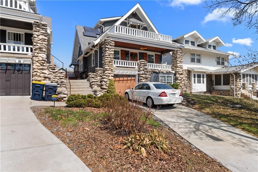 Photo of 1320 E 29th Street, Kansas City, MO 64109 (MLS # 2607537)