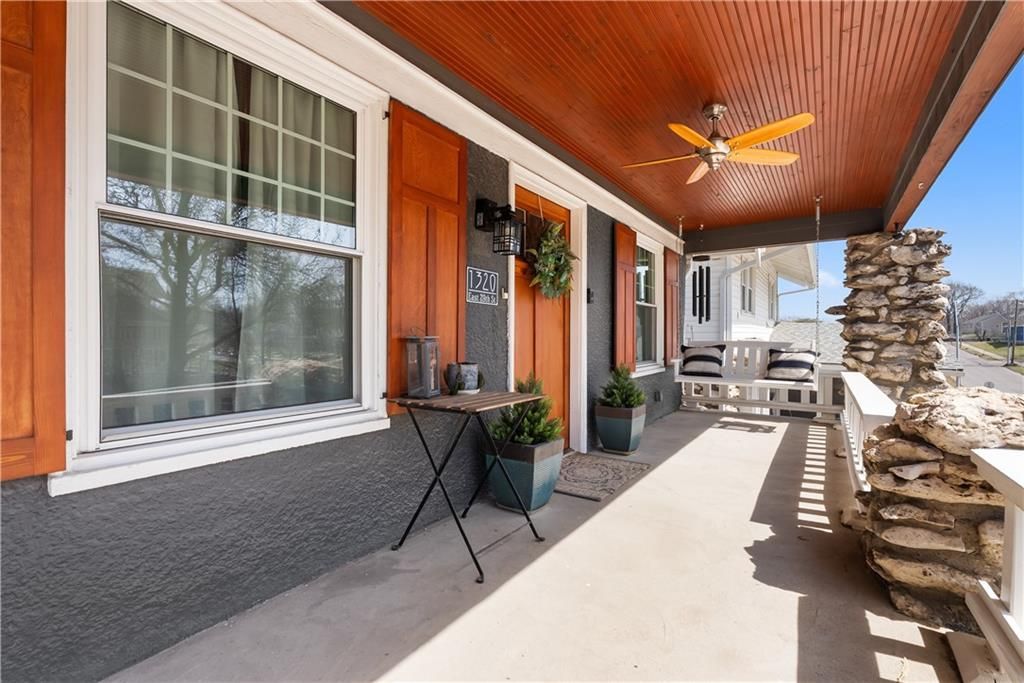 Photo of 1320 E 29th Street, Kansas City, MO 64109 (MLS # 2607537)