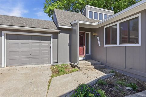 Photo of 1032 NW 70TH Court, Kansas City, MO 64118 (MLS # 2618521)