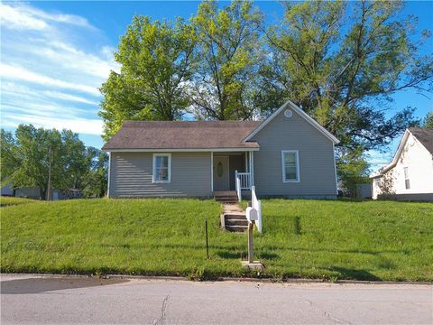 Photo of 701 W Peoria Street, Paola, KS 66071 (MLS # 2615334)