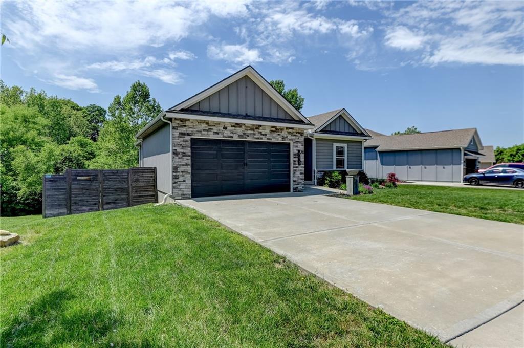 415 E 166th Court