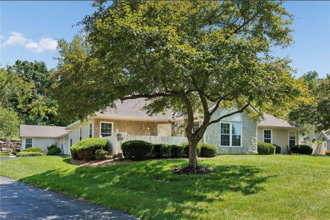 Photo of 931 NE Devon Drive, Lees Summit, MO 64064 (MLS # 2637980)