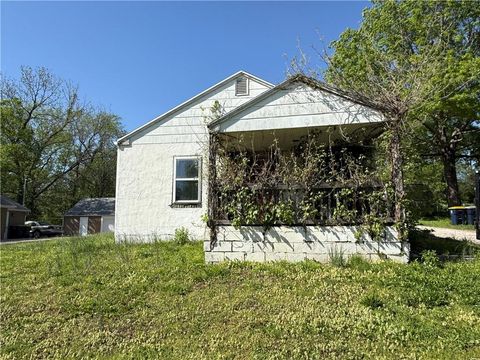 Photo of 2904 NE Parvin Road, Kansas City, MO 64117 (MLS # 2617176)