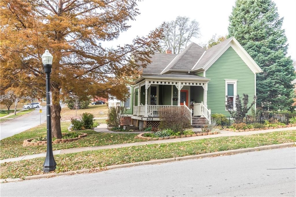 Photo of 402 N Leonard Street, Liberty, MO 64068 (MLS # 2587355)