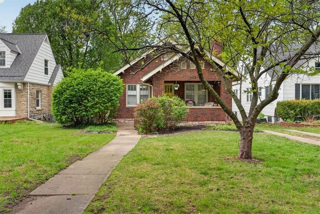 Photo of 7918 Ward Parkway Plaza, Kansas City, MO 64114 (MLS # 2618697)