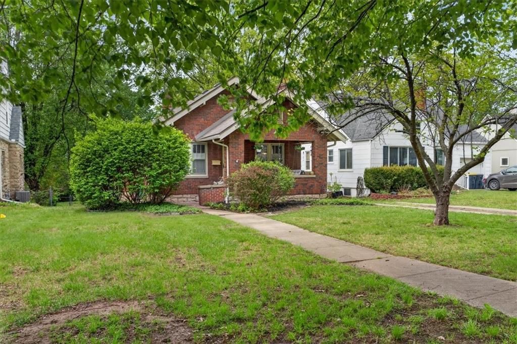 Photo of 7918 Ward Parkway Plaza, Kansas City, MO 64114 (MLS # 2618697)