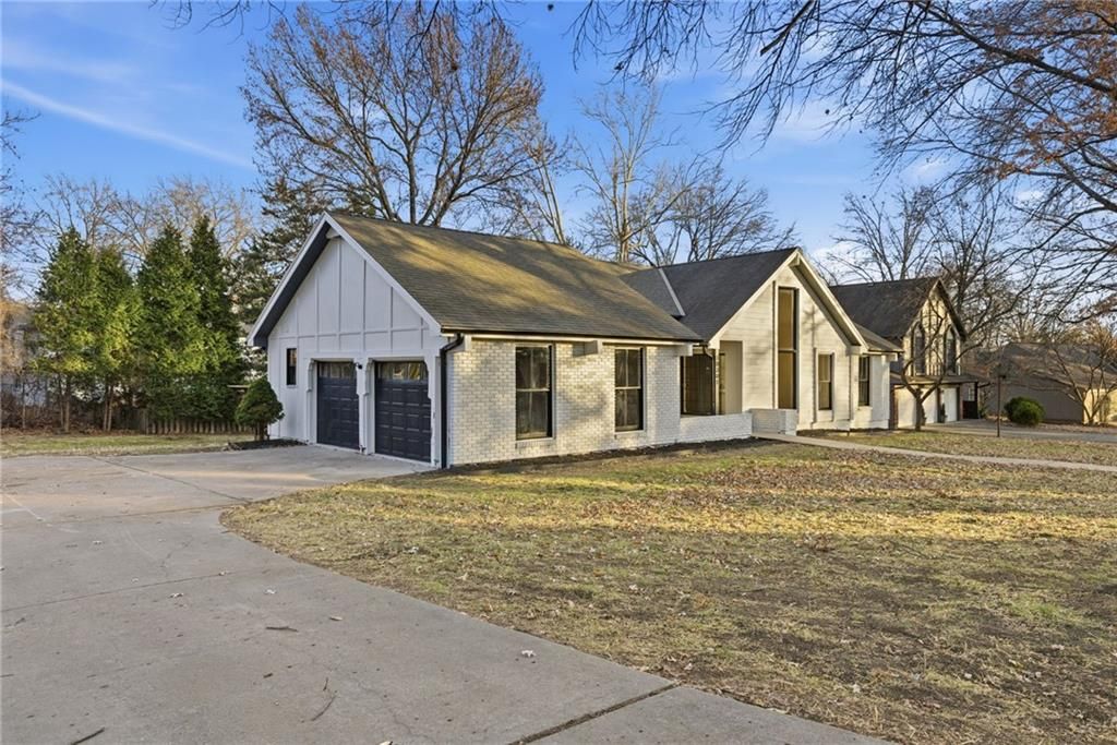 Photo of 10301 Howe Drive, Leawood, KS 66206 (MLS # 2592709)